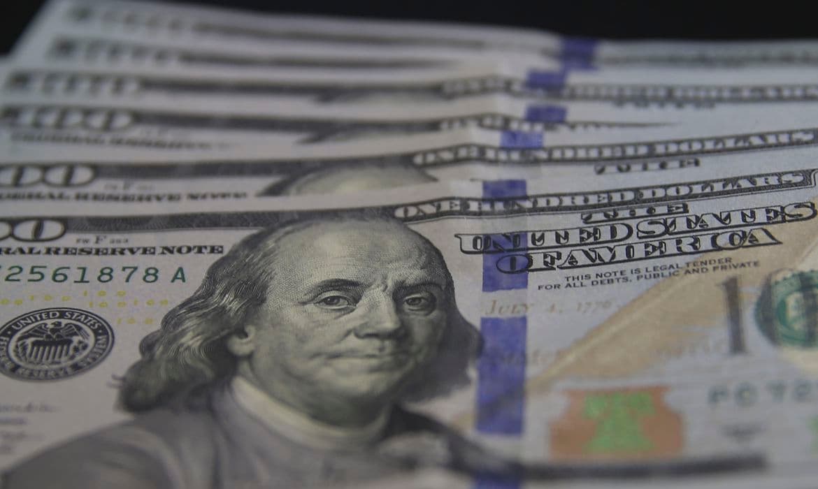 Dólar tem maior alta semanal desde maio de 2020
