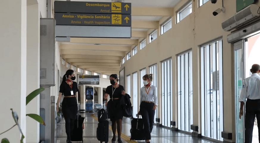 Uso obrigatório de máscara em aviões e aeroportos começa nesta sexta (25); veja regras