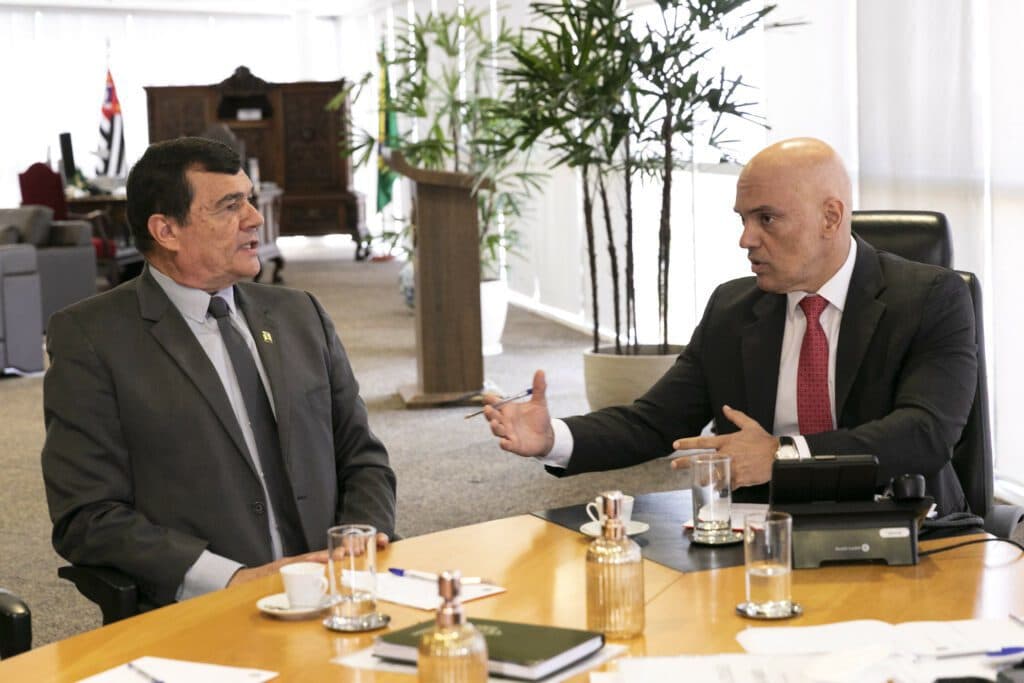 Moraes encaminha à PGR pedido de afastamento contra ministro da Defesa