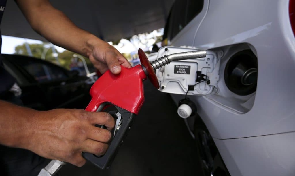 Litro da gasolina fica abaixo de R$ 5 pela 2ª semana seguida