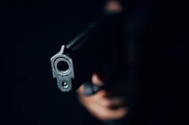 Jovem é assassinado na frente dos pais, esposa e filho em bairro na zona Norte de Natal