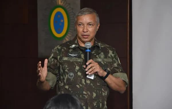 Bolsonaro nomeia comandante do Exército escolhido por Lula, e transição será antecipada