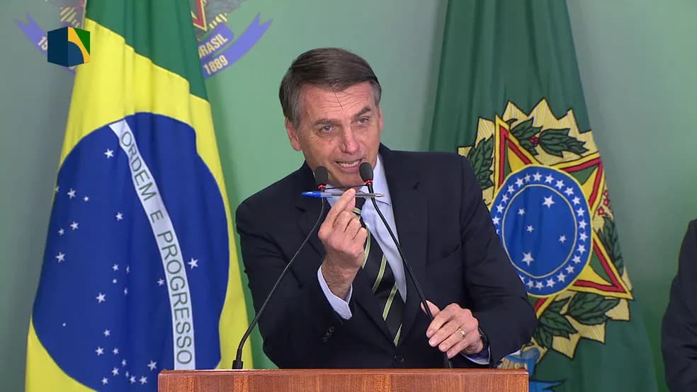 Bolsonaro avalia editar medida provisória para prorrogar isenção de impostos federais. Impacto seria de cerca de R$ 53 bilhões para o futuro governo.