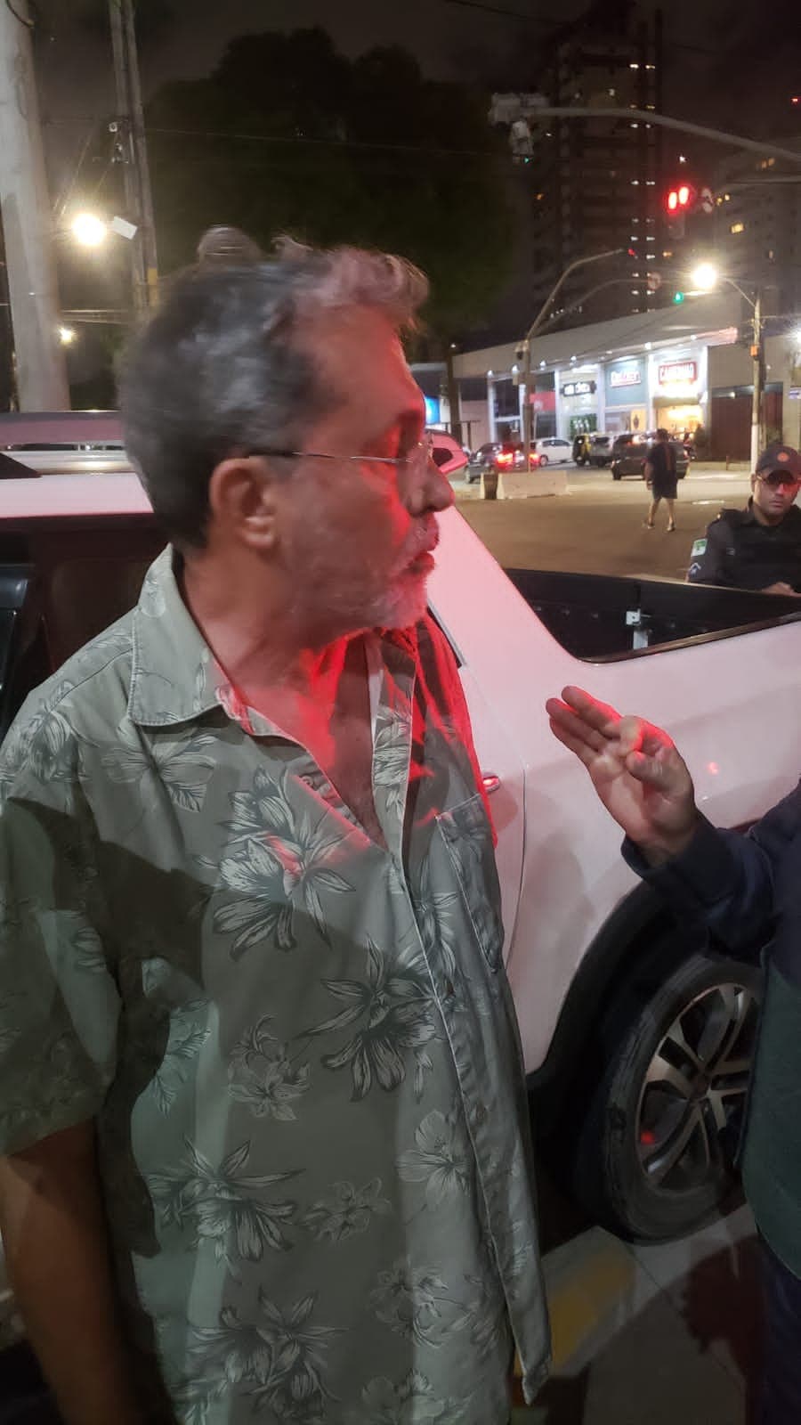 [VÍDEO] Motorista com sinais de embriaguez erra entrada do prédio e destrói lojas