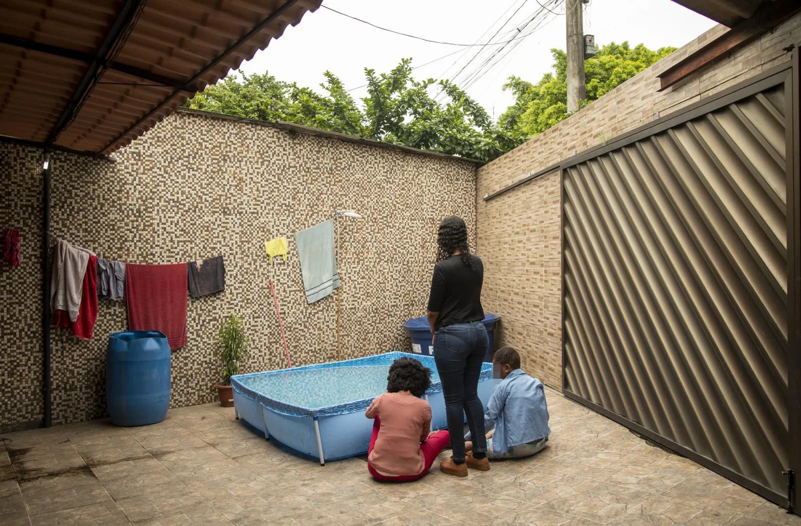 Resgatada de cárcere de 17 anos, família passa por reabilitação em casa nova e relembra do terror sofrido