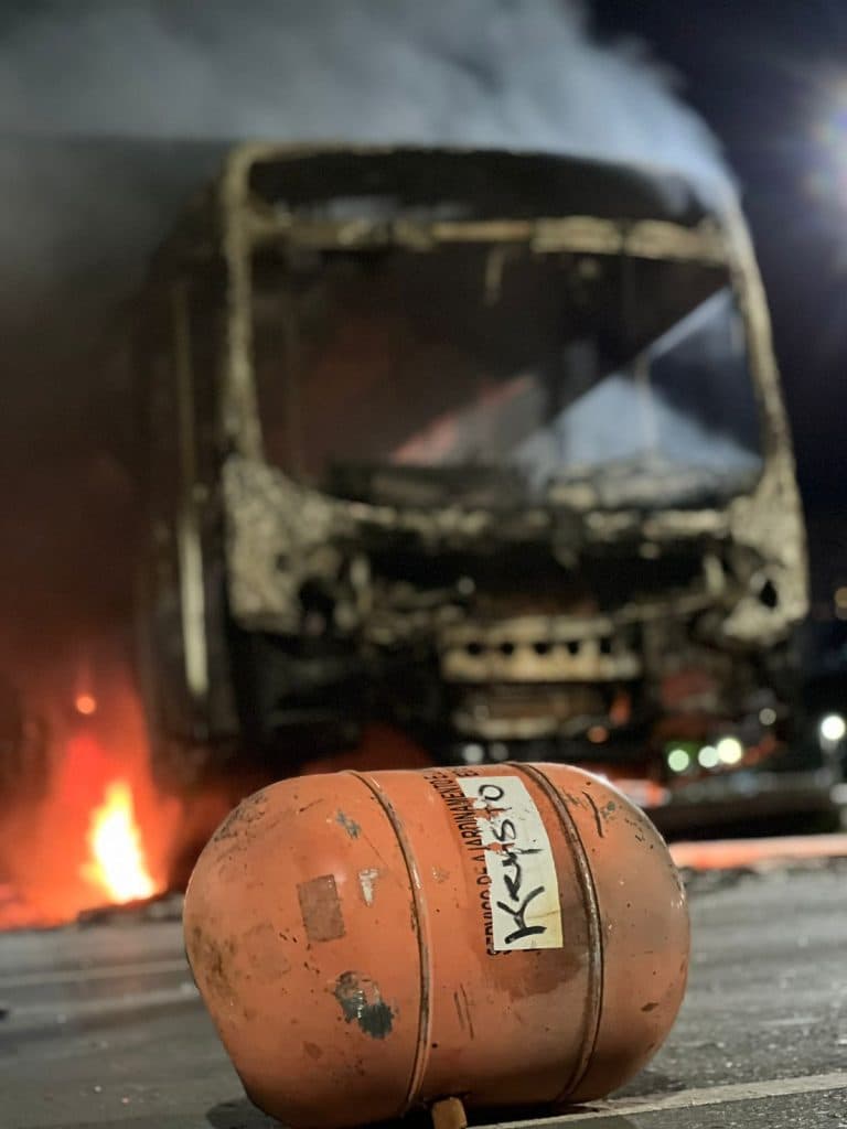 [FOTO E VÍDEO] Cenário de guerra: bolsonaristas tentam invadir sede da PF e espalham terror no centro de Brasília