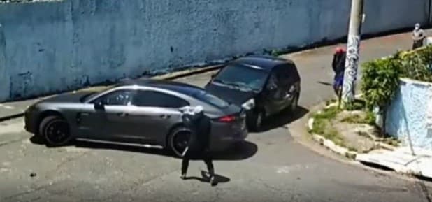 [VÍDEO] Motorista de Porsche foge de assalto: "Sabia que a blindagem aguentaria"