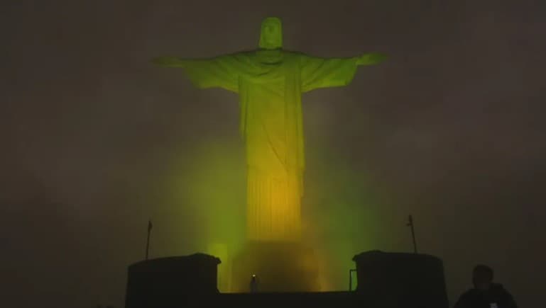 Cristo Redentor é iluminado de verde e amarelo em homenagem a Pelé