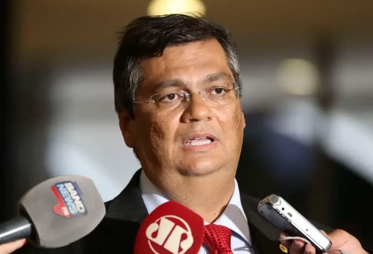 Flávio Dino diz que vai requerer a Moraes que suspenda porte de arma no DF nos próximos dias