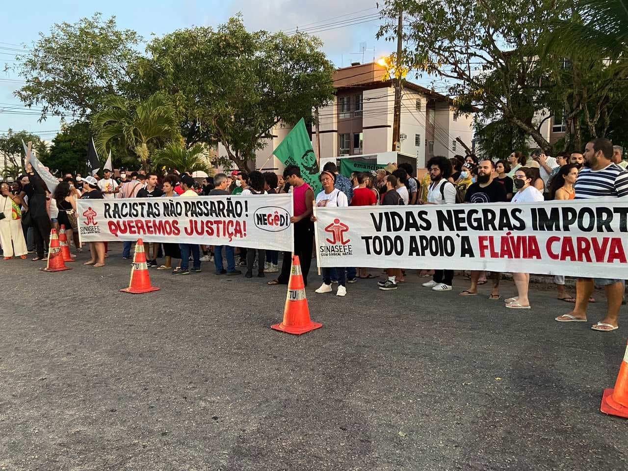 VÍDEO: Manifestantes protestam contra racismo em frente ao prédio em que morava gerente de vendas, alvo de vizinhas