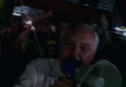 VÍDEO: Deputado Girão diz a manifestantes em frente ao 16º RI: "Acreditem em Papai Noel, quem sabe um Papai Noel camuflado. Ele vai chegar essa semana"