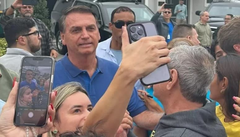 Bolsonaro dá autógrafos, tira fotos e combina pelada como moradores de condomínio em Orlando, nos EUA