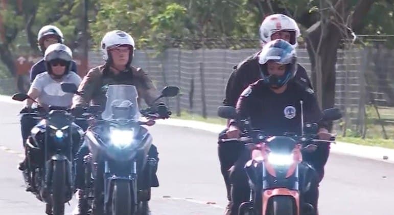 VÍDEO: Bolsonaro passeia de moto por Brasília e conversa com apoiadores