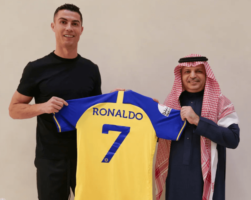Cristiano Ronaldo assina contrato com Al-Nassr e deve receber quase R$ 1 bilhão por ano