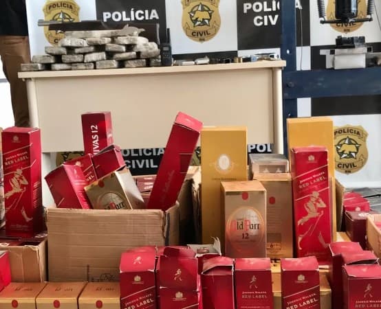 Carros, drogas, armas e 500 garrafas de bebidas alcoólicas são apreendidas pela Polícia Civil em Natal; Dois homens foram presos