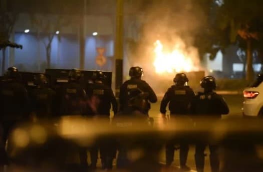 FOTOS E VÍDEOS: Manifestantes incendeiam carros, ônibus e tentam invadir prédio da PF em Brasília