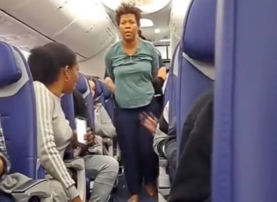 Passageira é presa após tentar abrir porta de avião em pleno voo nos EUA: ‘Jesus mandou'