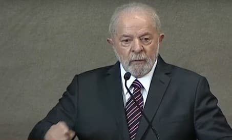 Lula defende regulação das plataformas digitais em diplomação no TSE