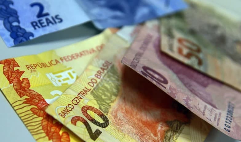 Bolsonaro edita medida provisória que eleva salário mínimo para R$ 1.302 a partir de 2023