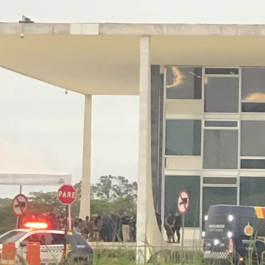 Indígenas furam bloqueio e protestam em frente ao STF contra prisão determinada por Alexandre Moraes
