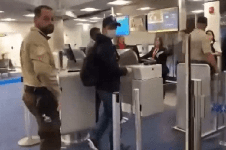 VÍDEO: Anderson Torres é flagrado embarcando de volta ao Brasil