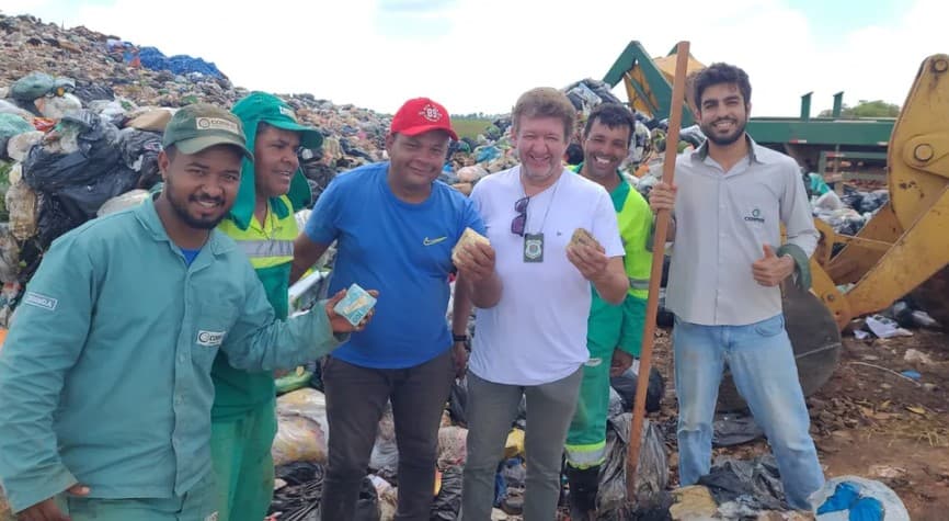 ‘Garimpo no lixo': mutirão em aterro consegue recuperar R$ 25 mil jogados fora por engano