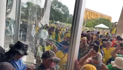 Governador do Distrito Federal coloca a culpa no exército por não desfazer acampamentos