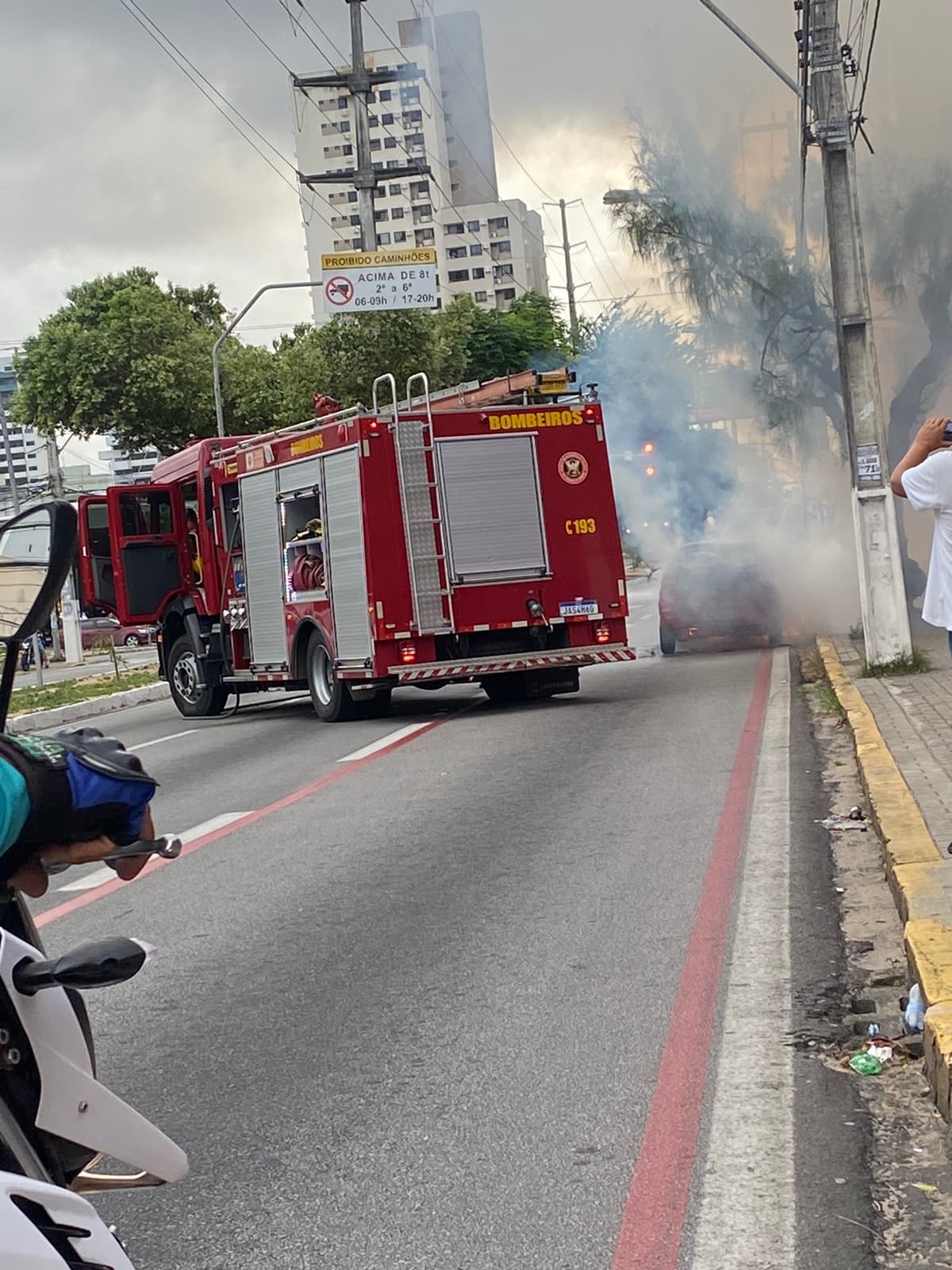 [VÍDEO] Carro pega fogo na Av. Prudente de Morais