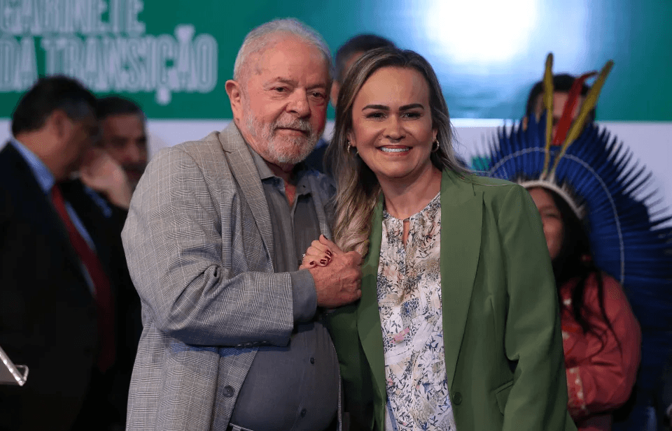 Ministra de Lula mantém vínculo político com família de miliciano