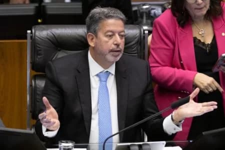 Presidente da Câmara pede reunião entre chefes dos Poderes sobre invasão em Brasília