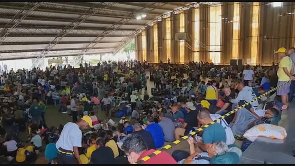[VÍDEO]Manifestantes retirados de acampamento no QG do Exército são levados para ginásio da Polícia Federal, em Brasília