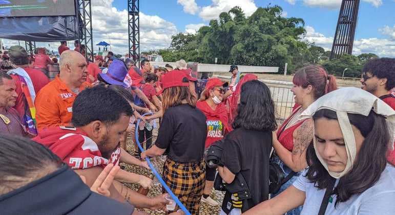 Sem água, apoiadores de Lula passam mal e reclamam de estrutura e acessibilidade em evento da posse
