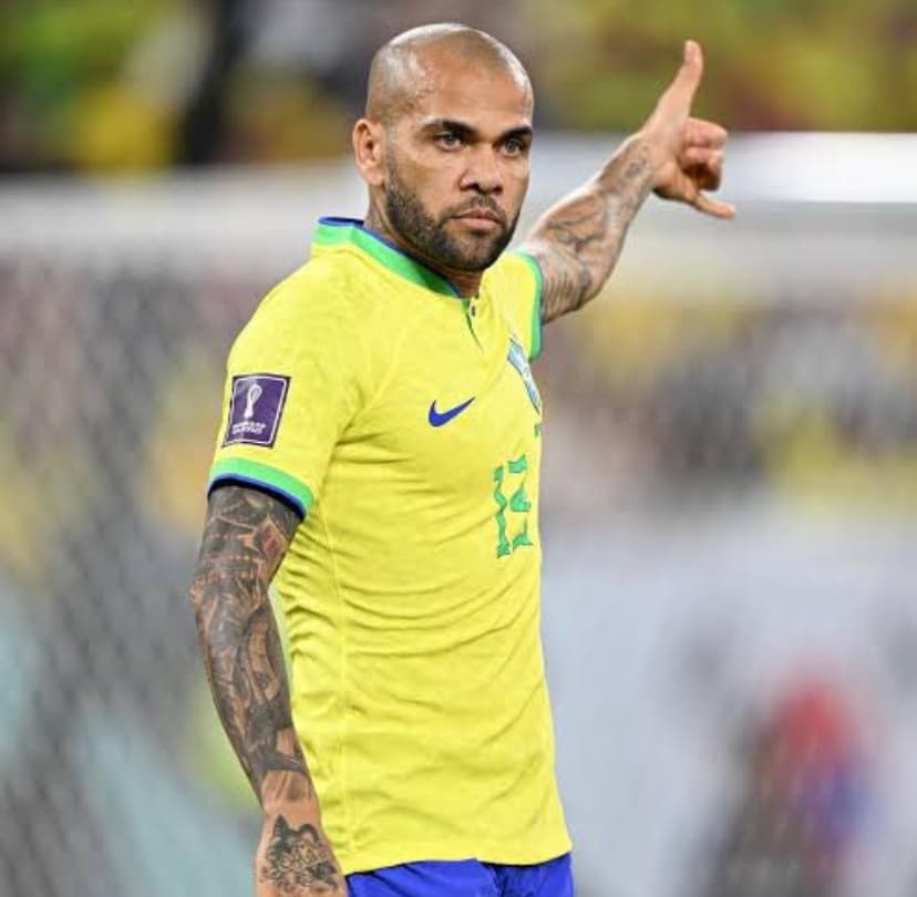 Daniel Alves é investigado após acusação de assédio sexual em boate em Barcelona; jogador nega