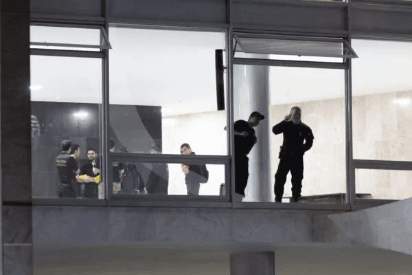Sangue, fezes e urina no Planalto poderão identificar vândalos
