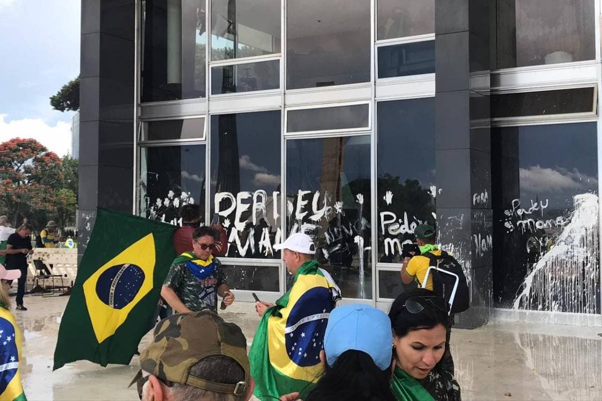 FOTO: Vândalos picham ‘perdeu, mané' no STF e depredam tribunal, Planalto e Congresso
