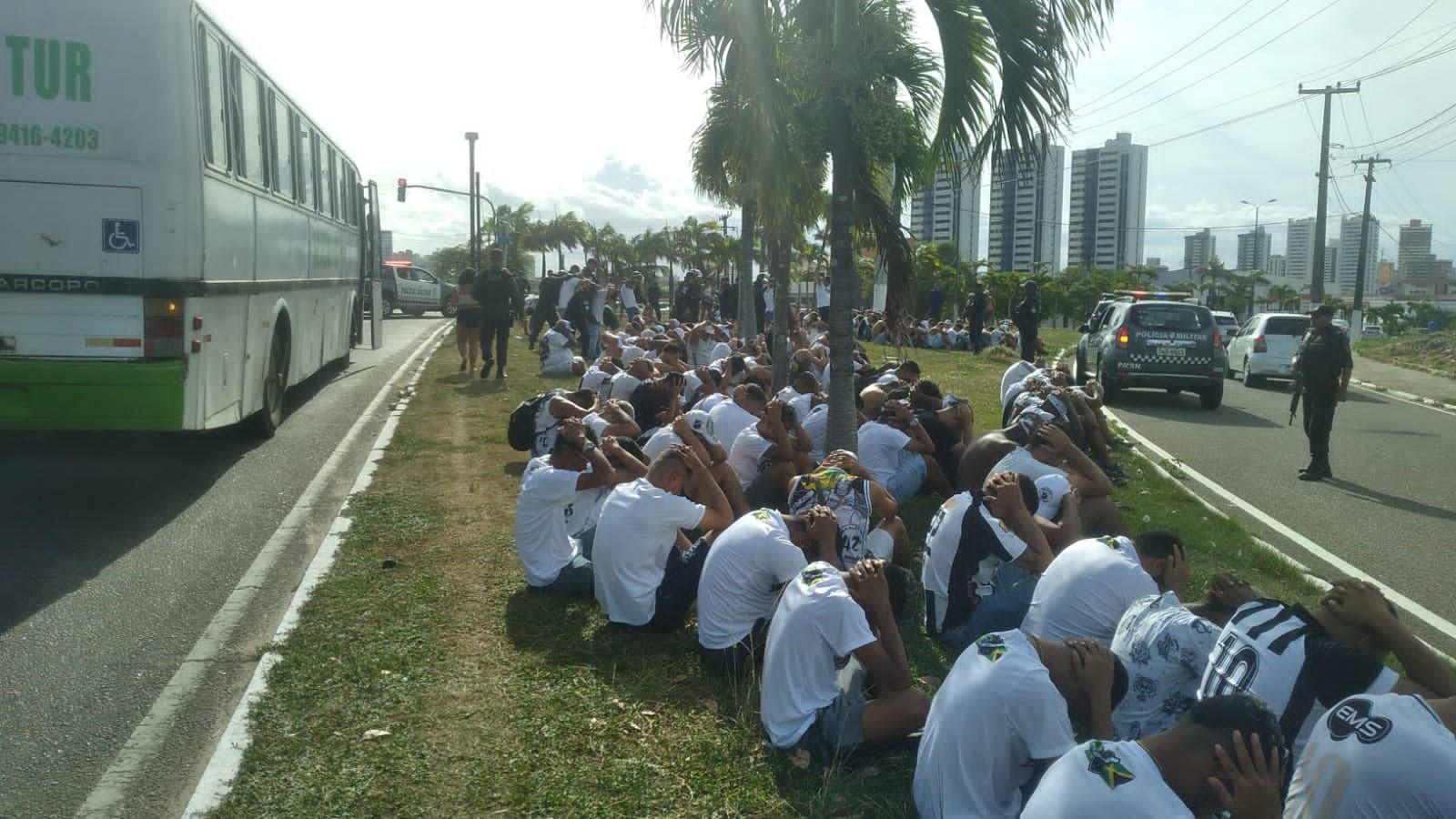 [FOTOS] Bombas de estilhaços, isqueiros e rojões são apreendidos com torcida organizada em Natal