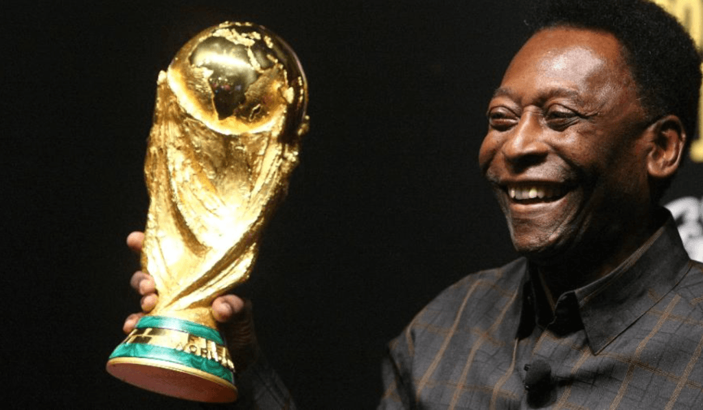 Corpo de Pelé chega a Santos; velório terá início às 10h na Vila Belmiro