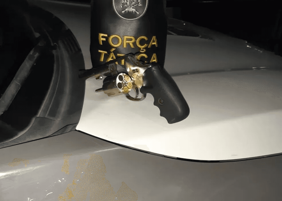 Homem com tornozeleira eletrônica troca tiros com a PM, é baleado e acaba preso na Grande Natal