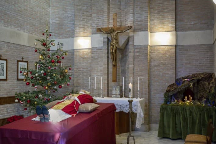 Bento XVI: Vaticano prepara velório e divulga imagens do corpo do Papa emérito na capela do mosteiro