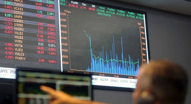Ibovespa fecha 1º pregão do ano em queda de 3% após atos do novo governo; dólar sobe a R$ 5,36