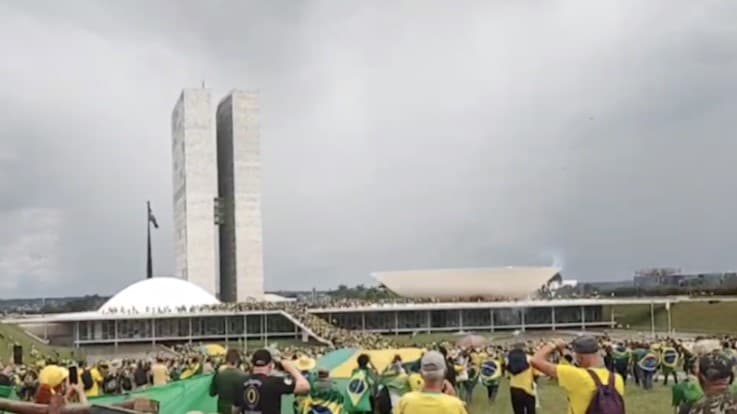 URGENTE: Manifestantes rompem barreira e sobem no Congresso Nacional