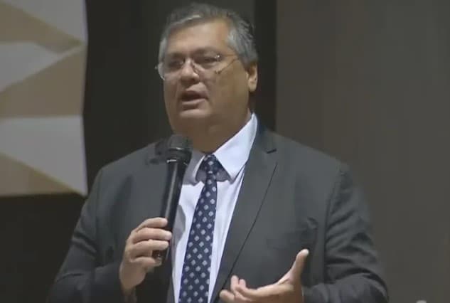 Não há elementos para investigar Bolsonaro por minuta na casa de Torres, diz Dino