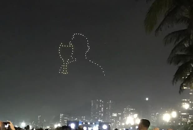 VÍDEO: Com drones, cidade de Santos faz homenagem a Pelé no Réveillon