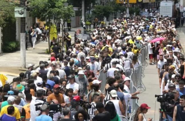 230 mil pessoas foram ao velório de Pelé na Vila Belmiro