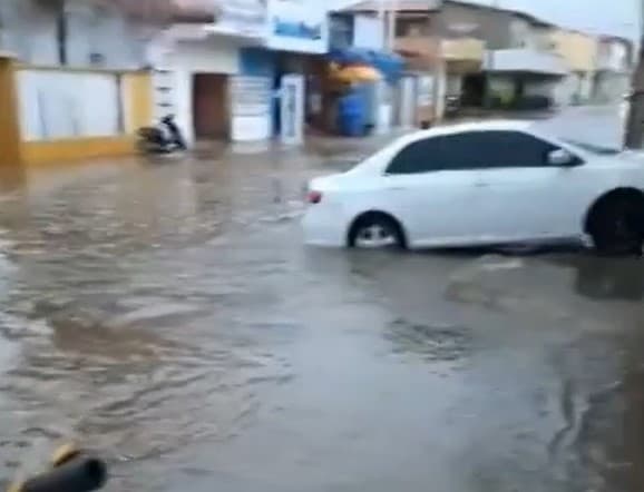 Chuva causa transtornos em Mossoró, alaga ruas e avião precisa aguardar para pousar em aeroporto