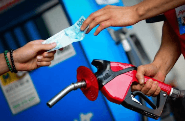 Preço médio da gasolina registra queda e vai a R$ 5,04 no país, diz ANP