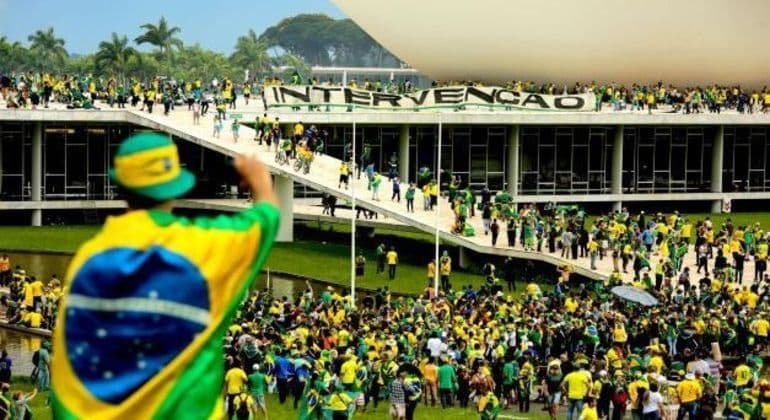 Justiça manda bloquear R$ 6,5 milhões em bens de financiadores de atos em Brasília