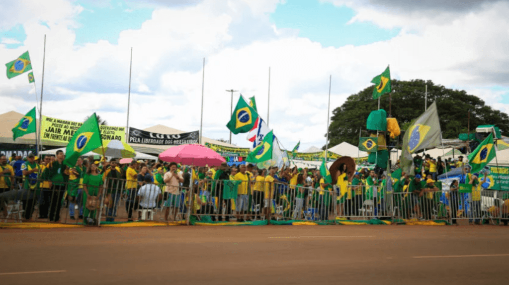 Bolsonaristas dizem aguardar ordem do Exército para deixar QG