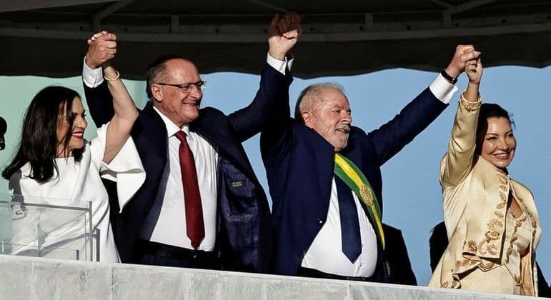 Lula ignora casos de corrupção e diz que nunca foi irresponsável com dinheiro público