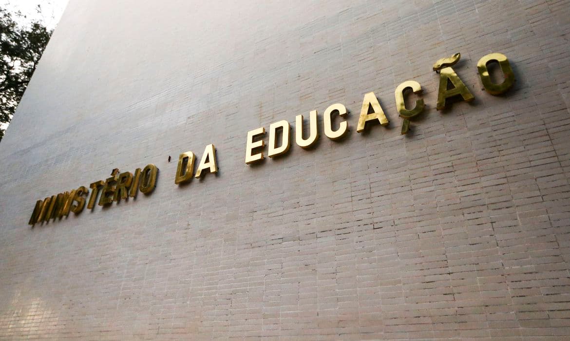 MEC extingue diretoria criada para fomentar escolas cívico-militares
